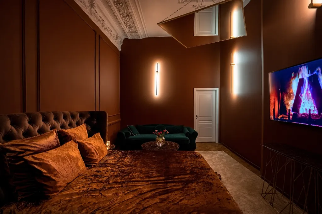 Роскошный номер класса люкс с зеркалами на стенах и потолке