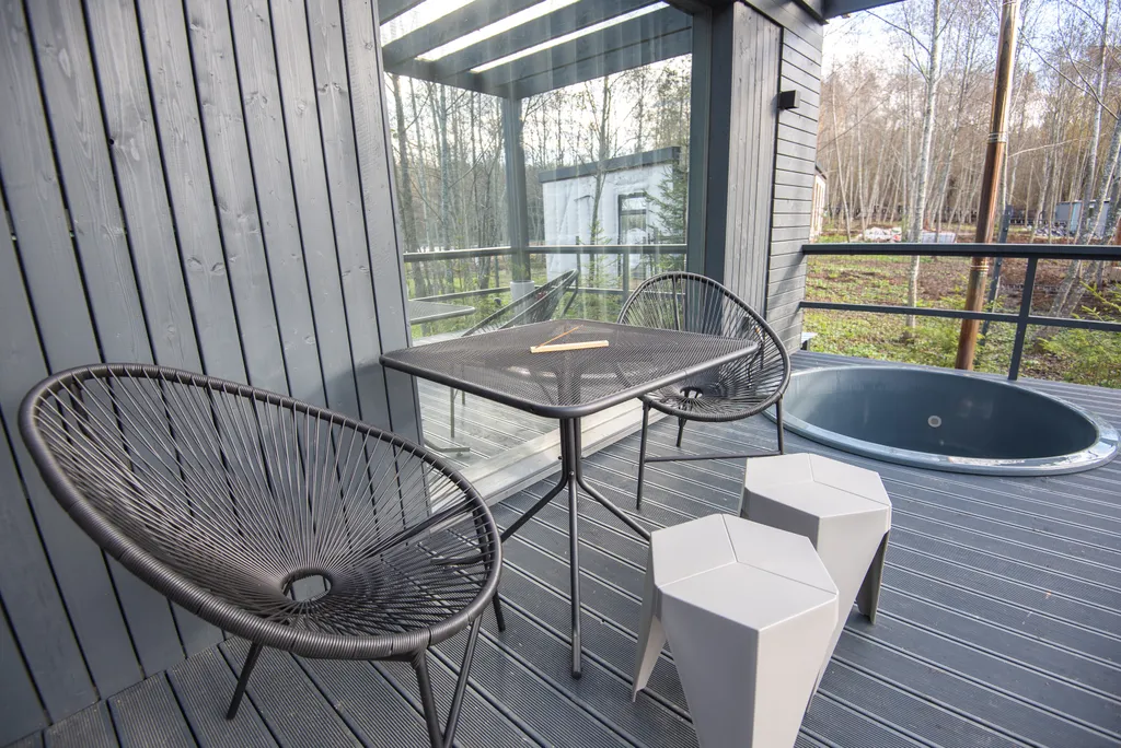 Зеркальный домик с террасой и теплой купелью