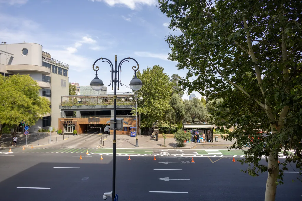 Апартаменты с видом на торговую улицу