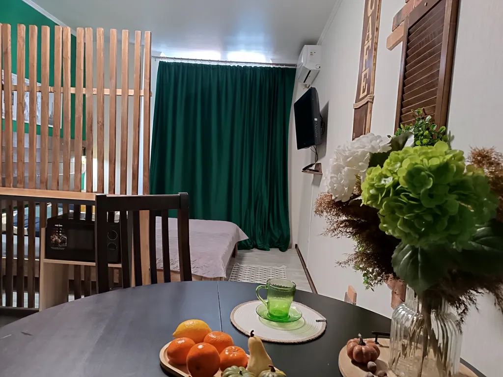 Великолепная студия с интересным дизайном в стиле французского кафе