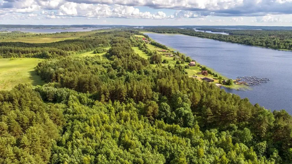 Дом на берегу озера