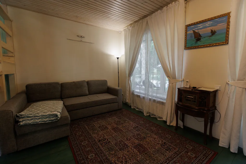 Коттедж в окружении лесных деревьев