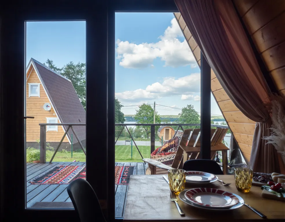 Уютный дом у озера