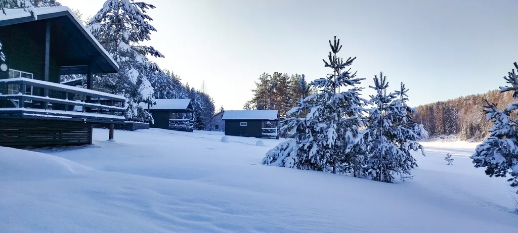 Просторный дом на берегу реки