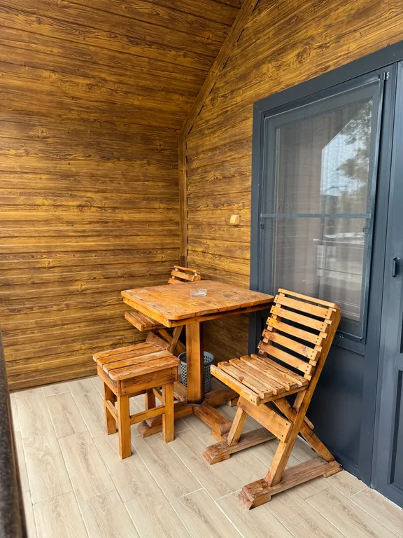 Двухэтажный деревянный коттедж с деревянной отделкой