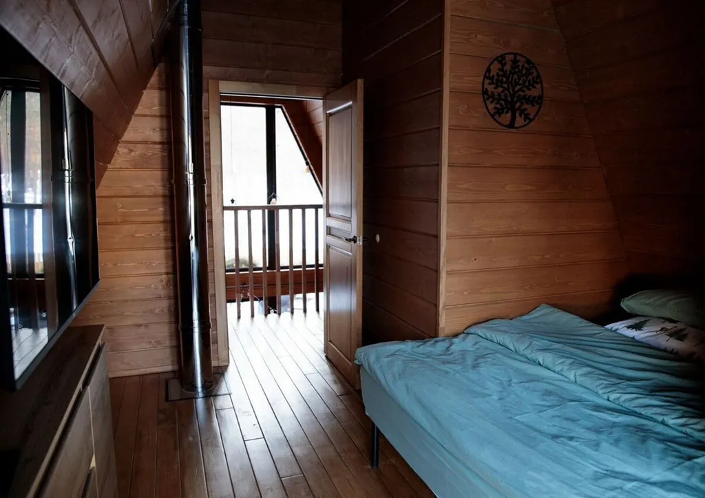 Дом А-фрейм с камином и баней с видом на лес