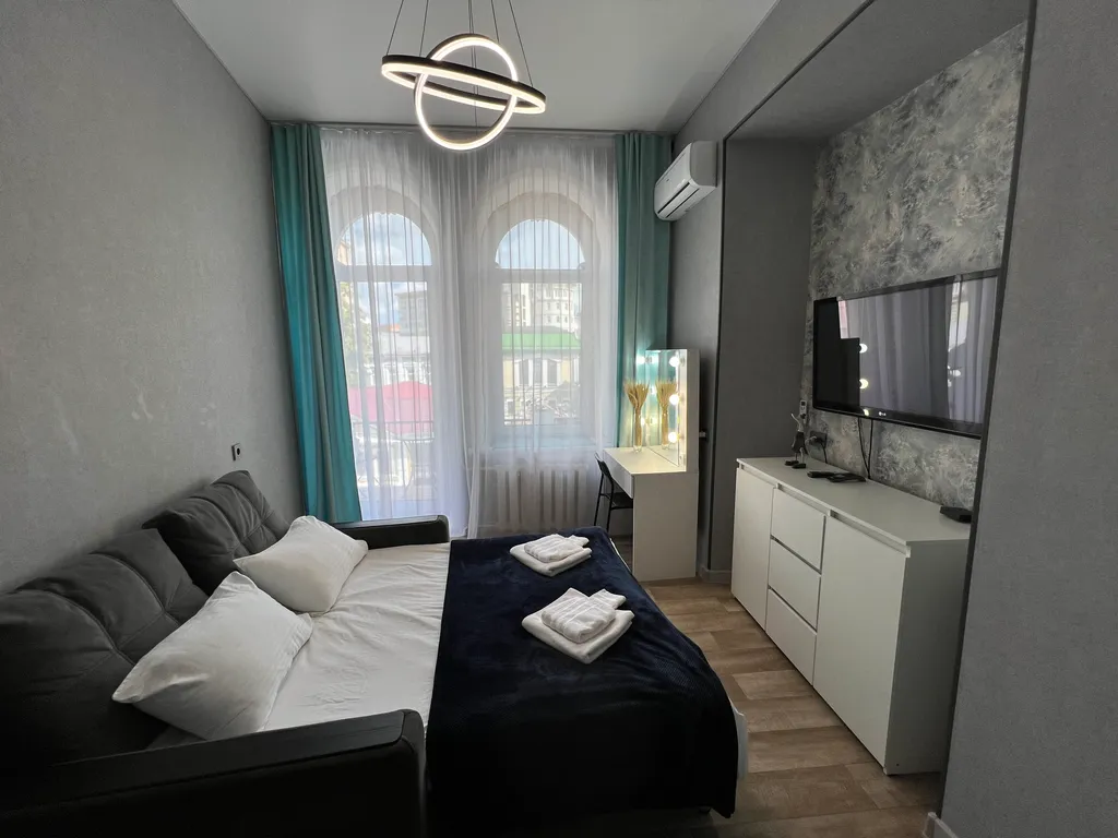 Уютный лофт с историческим балконом на главной улице