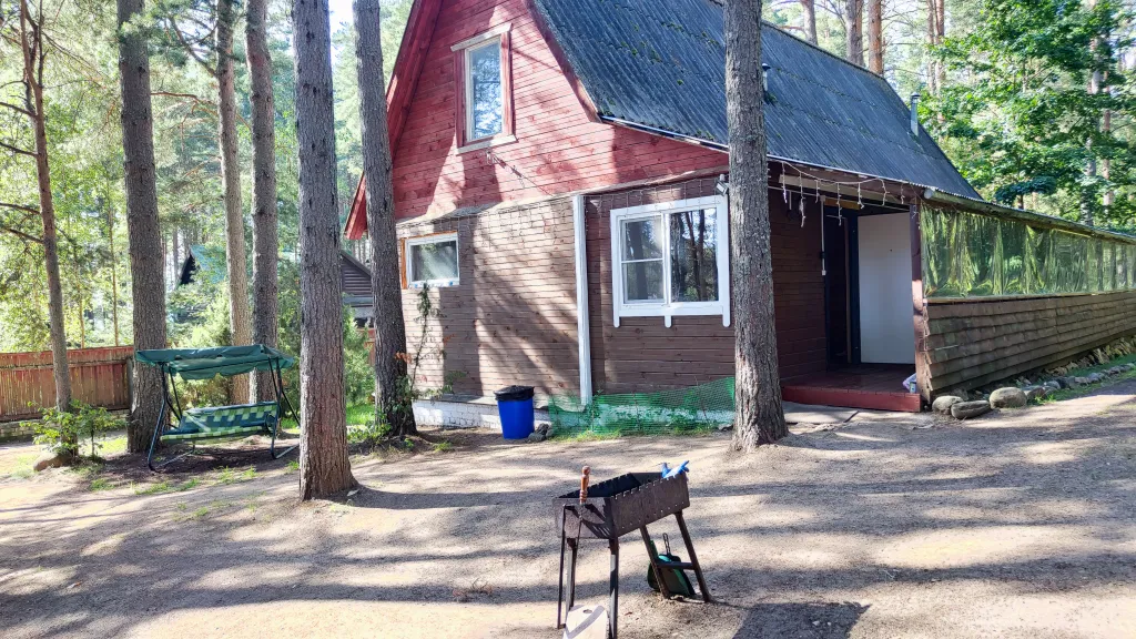 Коттедж Дом с баней, банным чаном, детской площадкой и батутом у озера в сбору — Ланино