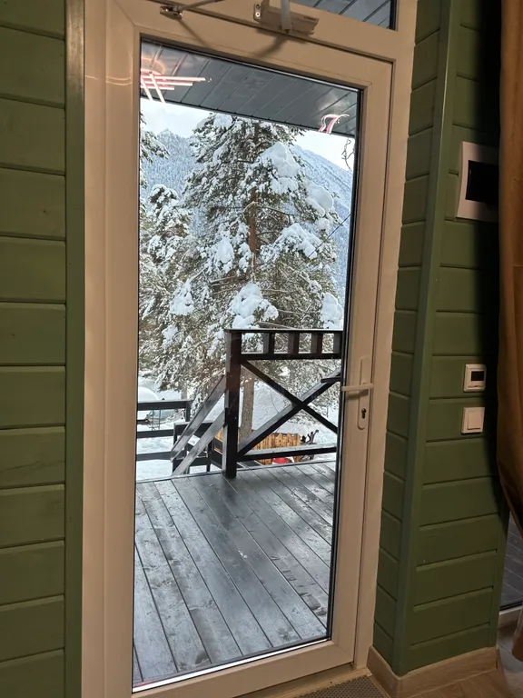 А-фрейм с видом на горы и лес