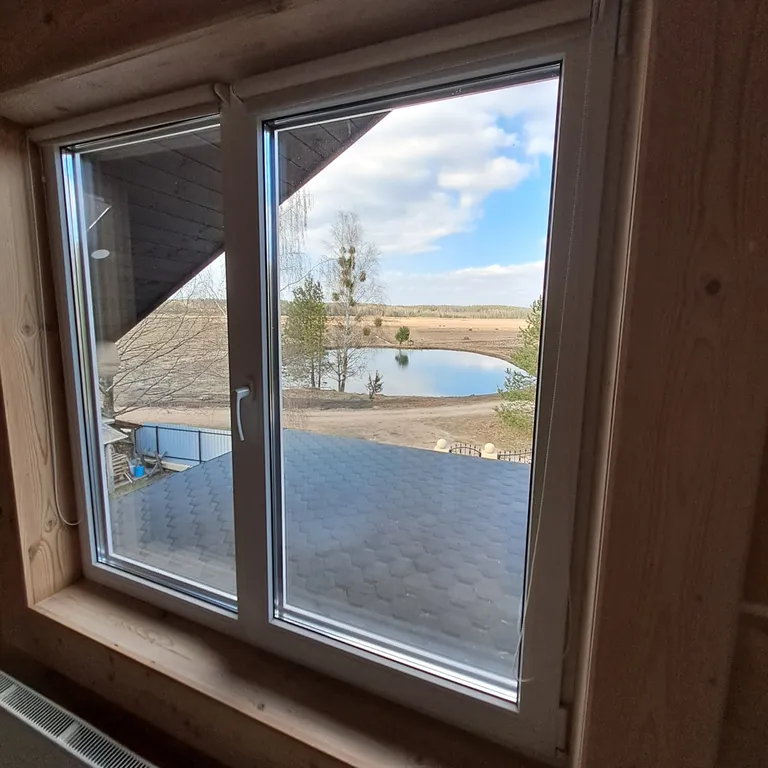 Уютный домик, на опушке леса, с видом на озера