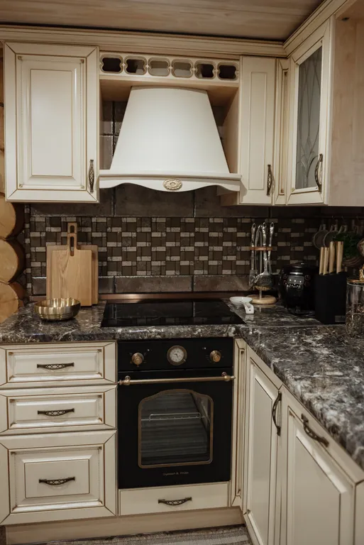 Уютный дом на берегу реки