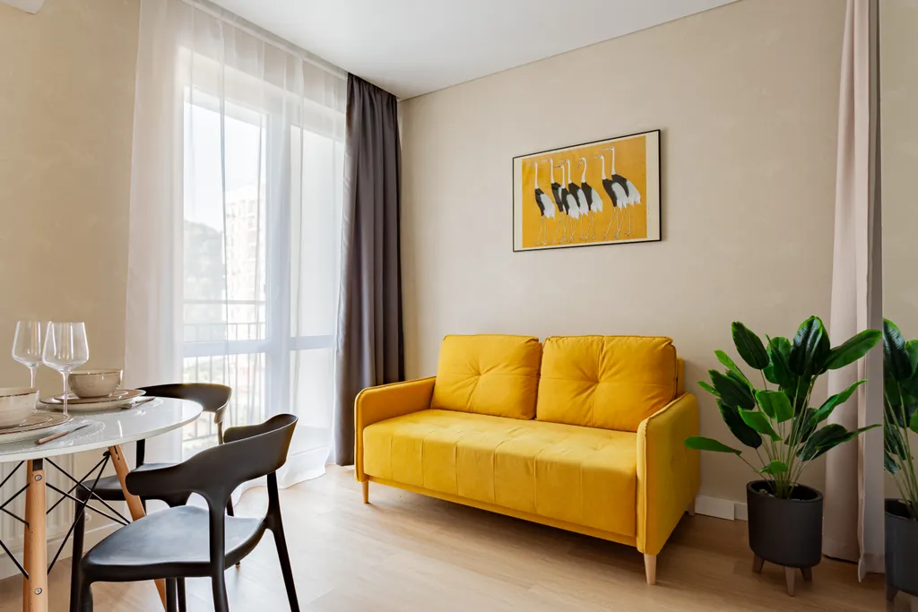 Просторная студия с дизайнерским ремонтом