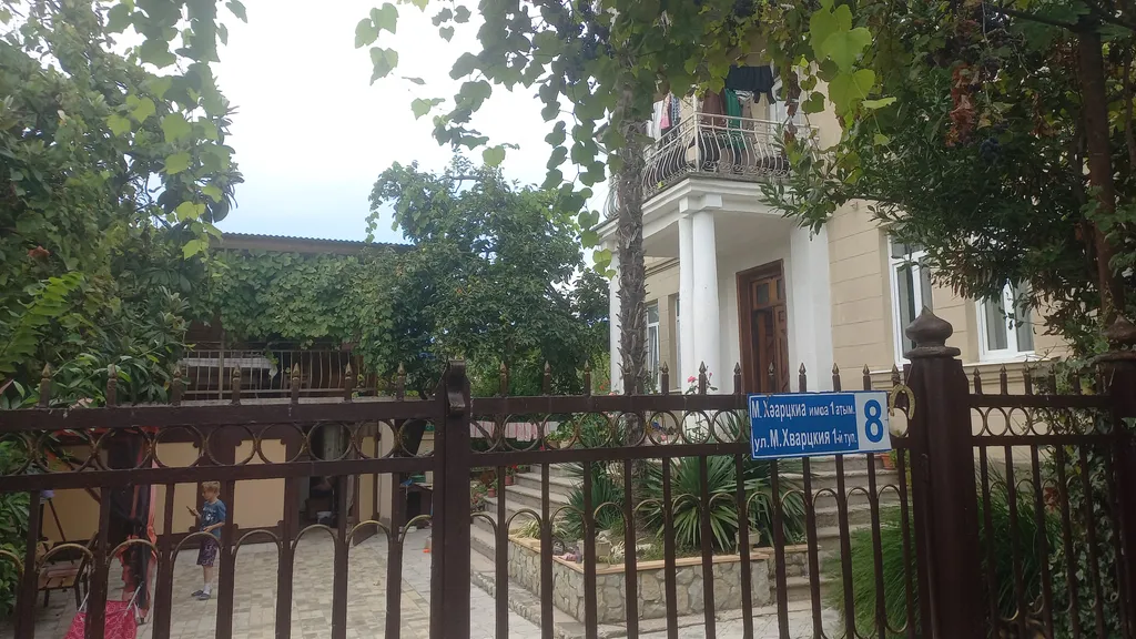 Квартира Комната в апартаментах с видом на гору, со всеми удобствами и кухней — Сухум