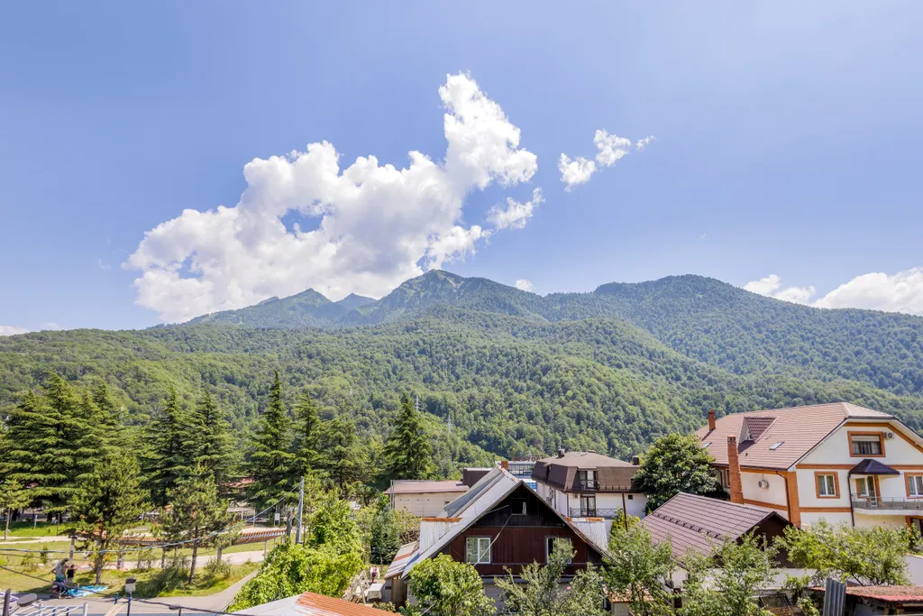 Дом у сквера в центре Поляны