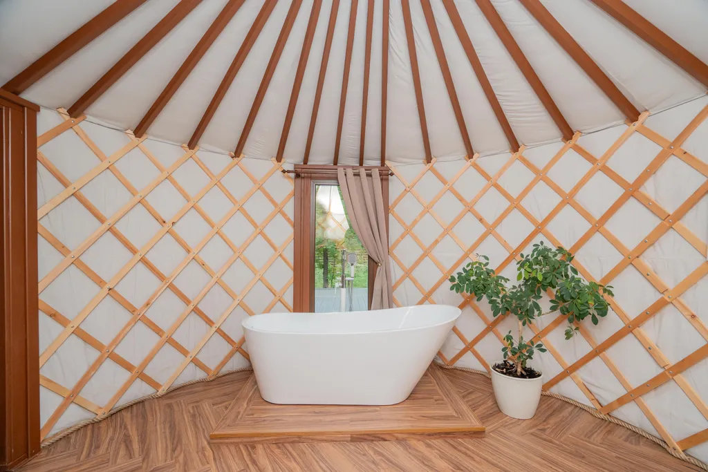 Глэмпинг в лесу