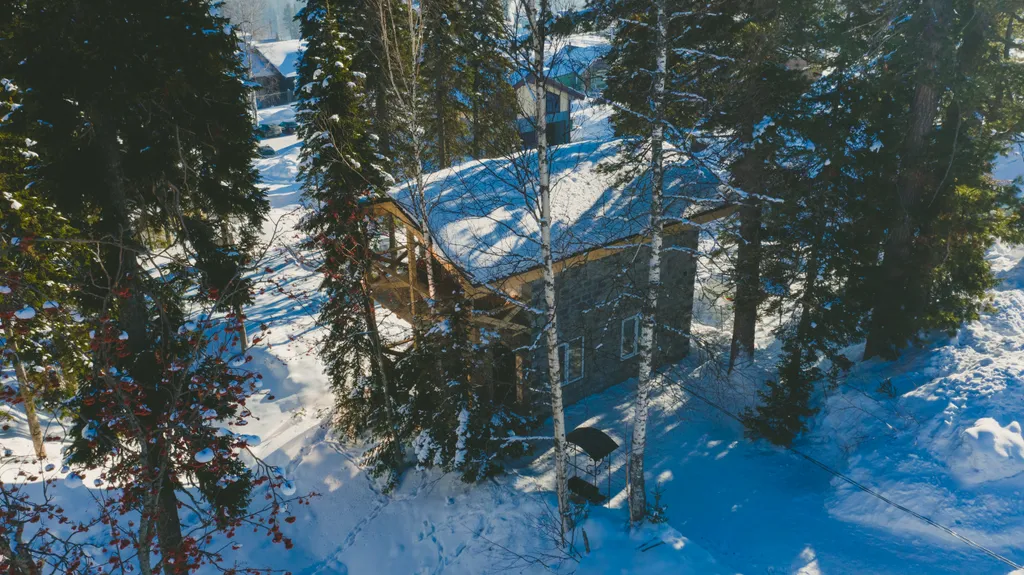 Двухэтажный дом на горе у подъёмника