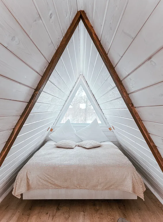 Треугольный дом на берегу озера