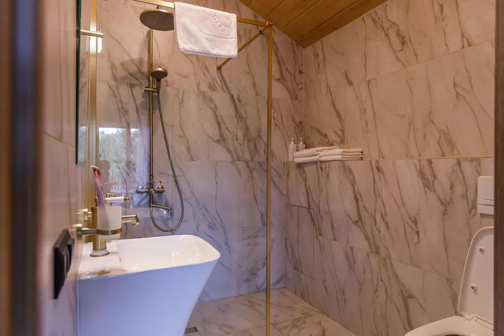 Уютный коттедж в лесу у пруда