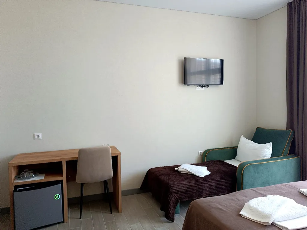 Трехместный номер с балконом с видом на улицу