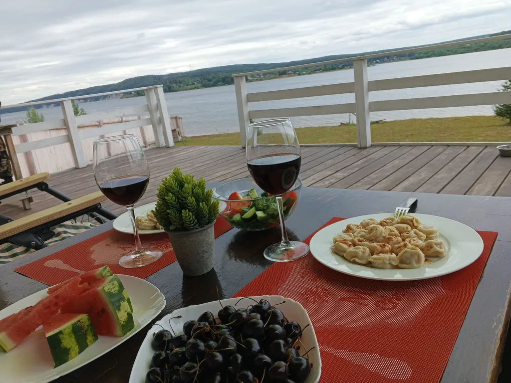 Речное поместье глэмпинг на берегу реки