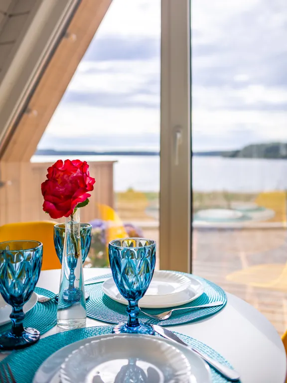 Уютный домик на берегу озера