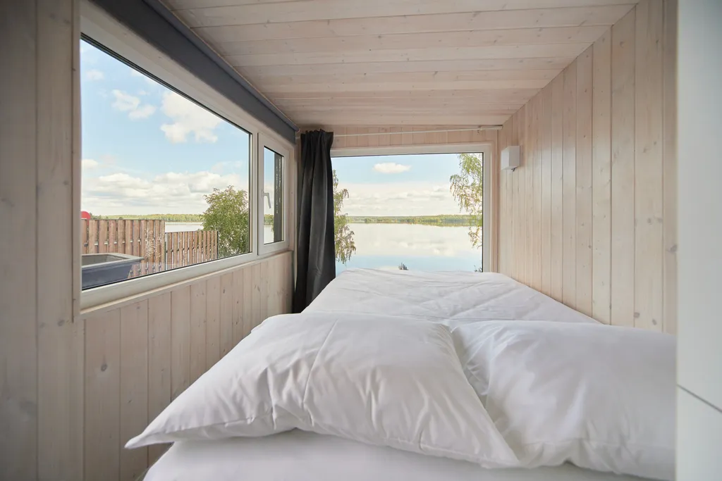 Домик с чаном на берегу озера