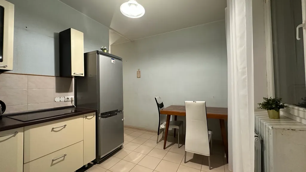 Простая однушка с видом на лес