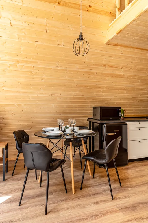 Дом шалаш в окружении леса рядом с озером