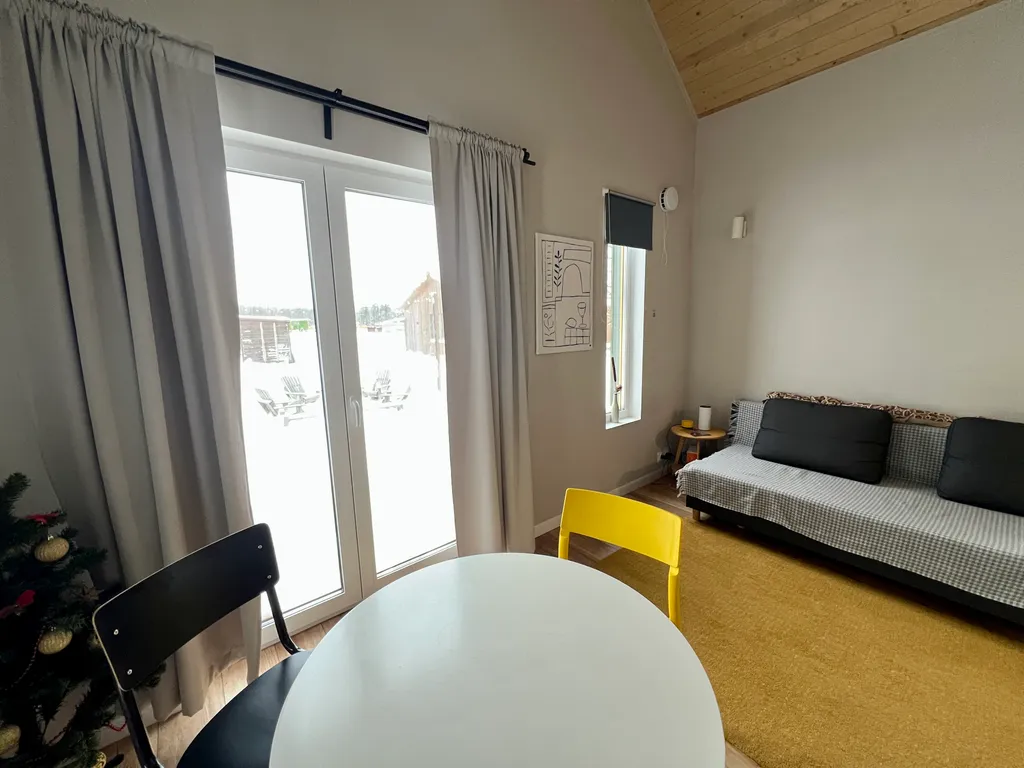 Зеленый домик в поле