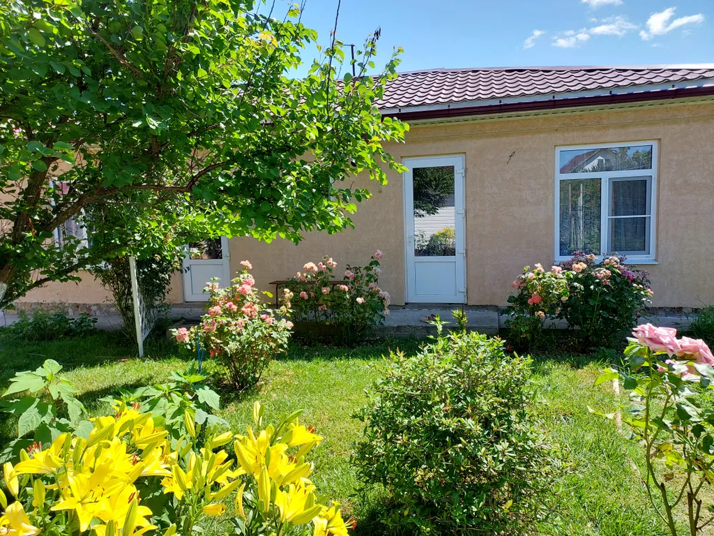 Уютный дом с видом на сад