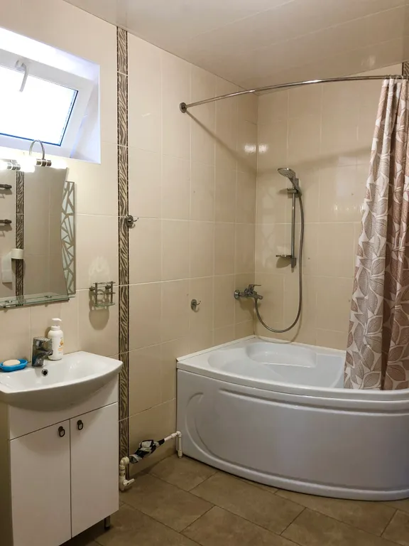 Дом с видом на сквер в центре города