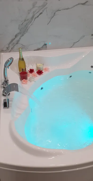 Люкс студия с огромной джакузи