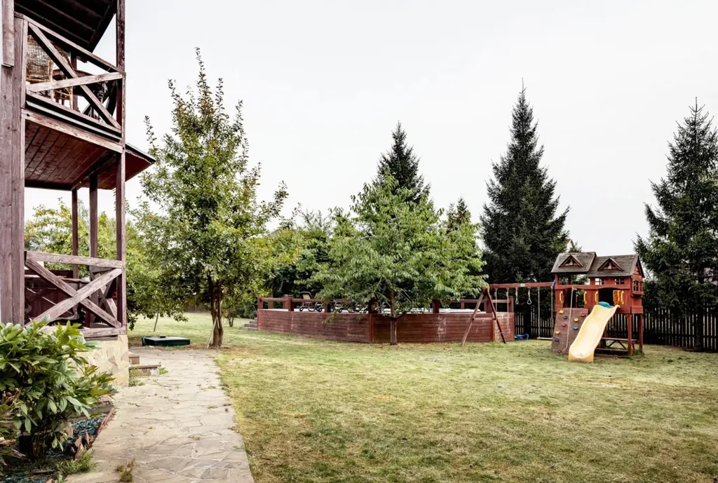 Загородный дом с бассейном и бильярдной