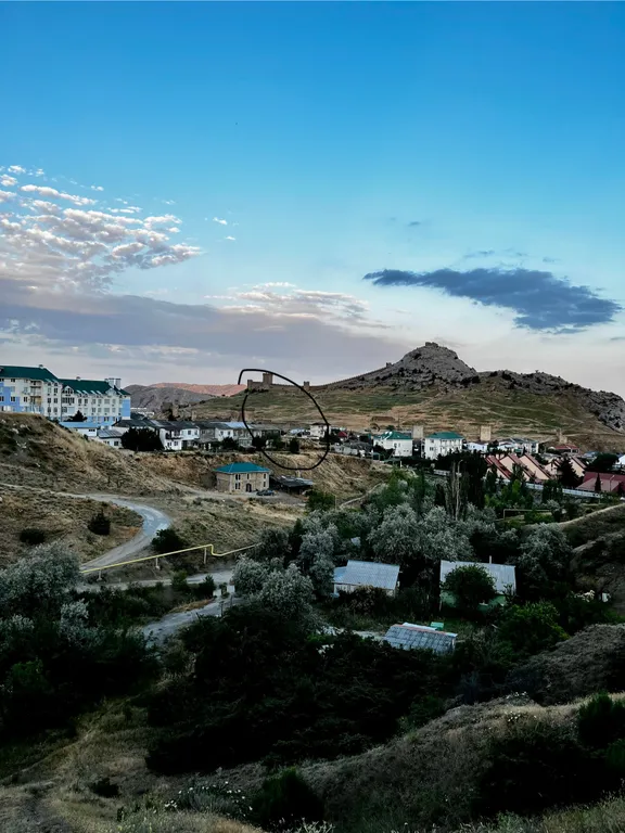 Домик у подножья Генуэзской крепости