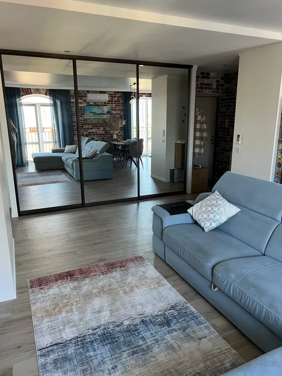 Просторная четырёхкомнатная квартира у парка с видом на море .