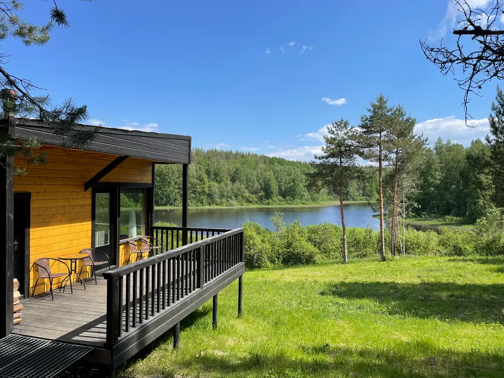 Домик в диком лесу на берегу реки