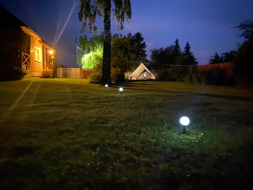 Дом и баня на берегу реки