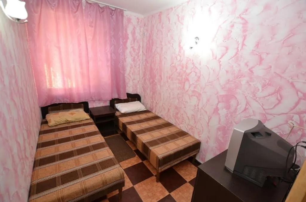 Двухкомнатная квартира с балконом на первом этаже #1