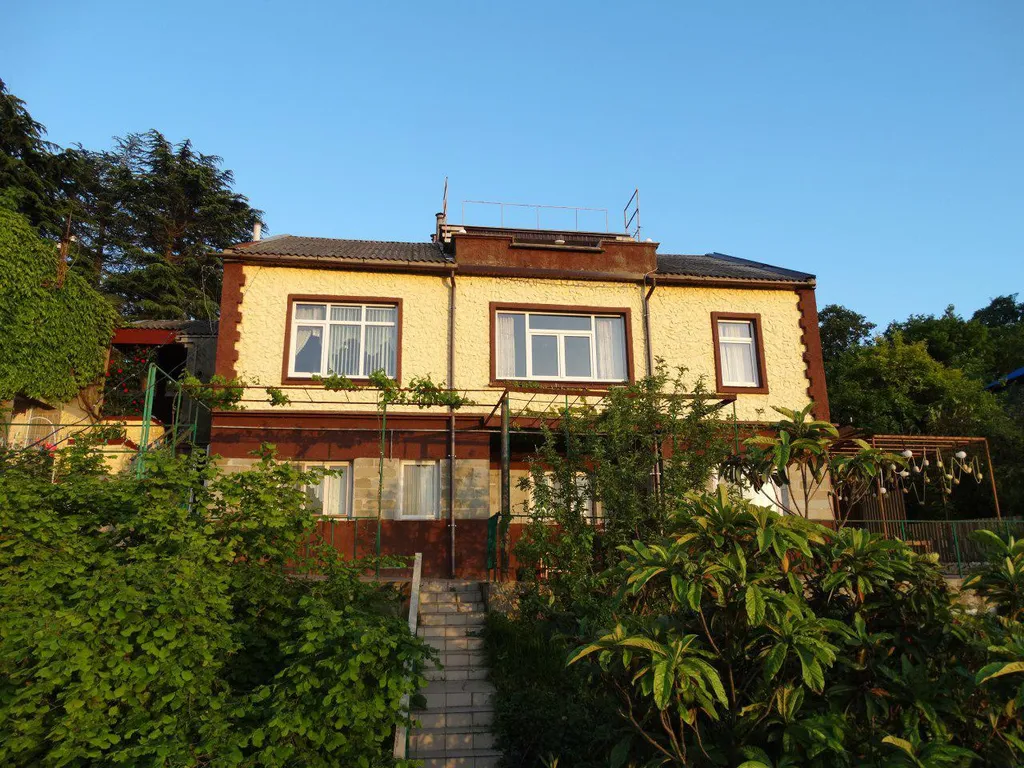 Этаж в коттедже с огромным балконом, 2 спальнями, гостиной и кухней