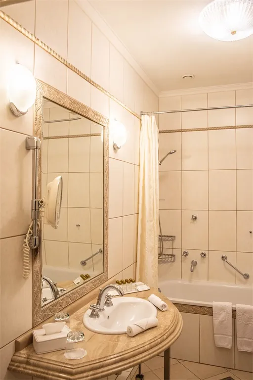 Джуниор Сюит с видом на холм