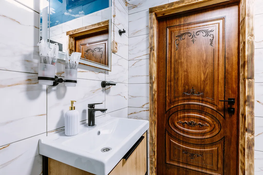 Коттедж с бассейном в лесу