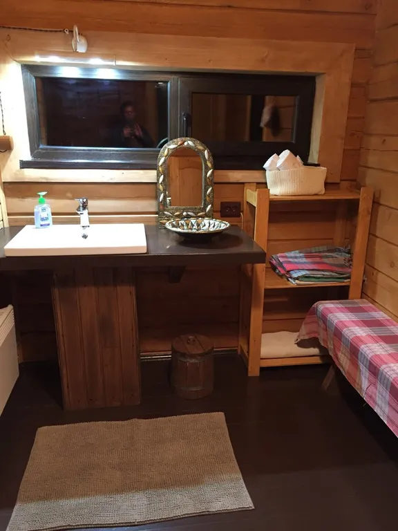 Деревянный дом у озера