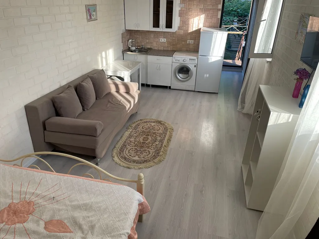 Отдельный домик студия в стиле лофт , со своей кухней и санузлом