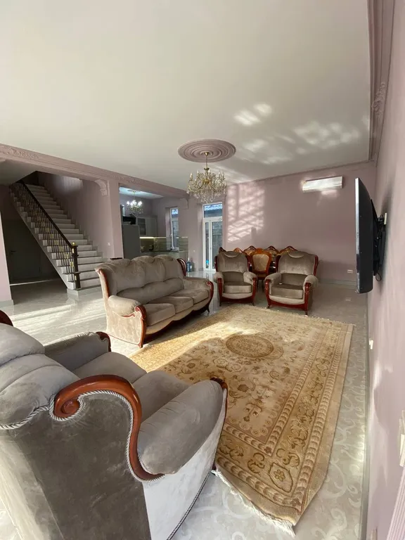 Большой и красивый дом на берегу моря