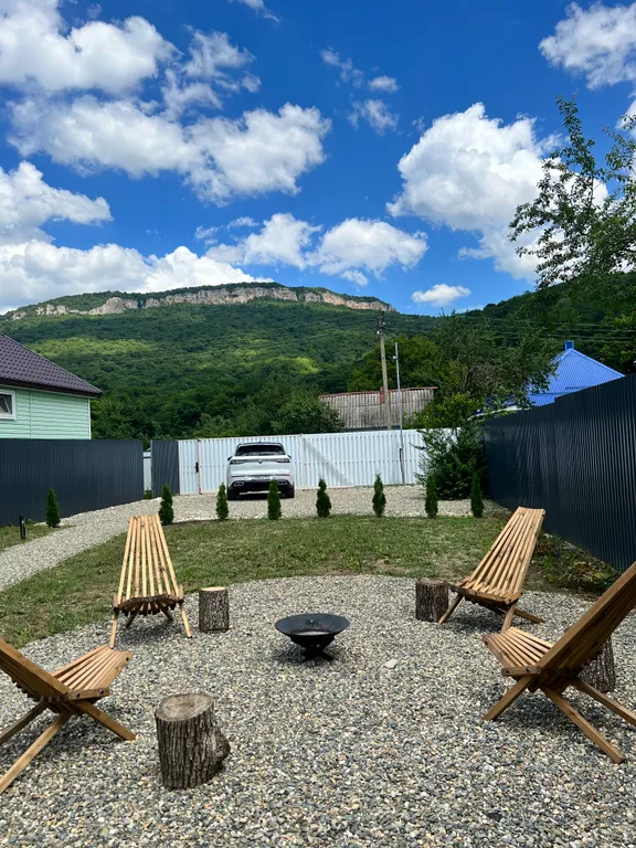 Новый дом с собственной территорией и видом на горы