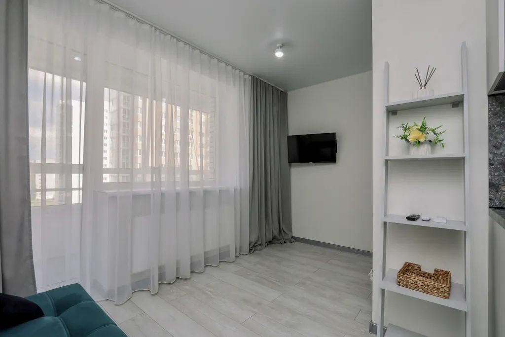 Очaровaтельнaя cтудия с уютными качелями на бaлконe