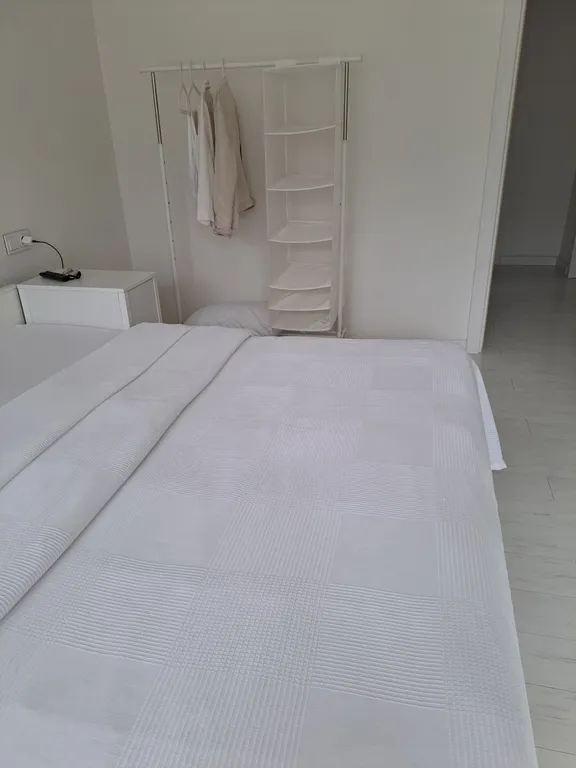 Две изолированные спальни с видом на горы в центре Ялты.