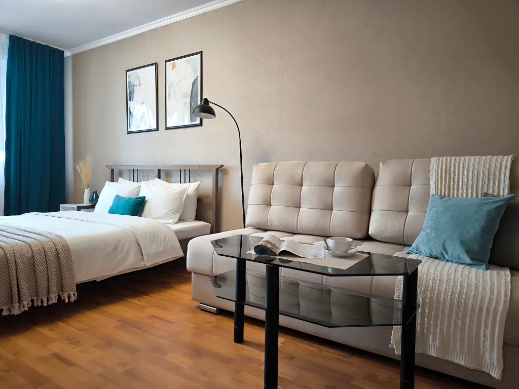 Солнечная двухкомнатная квартира с видом на город