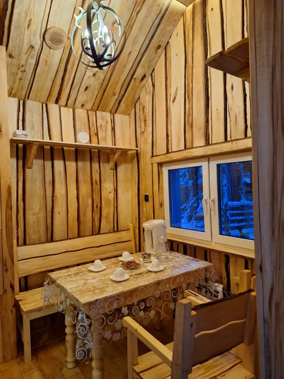 Барнхаус в лесу с розовой гостиной