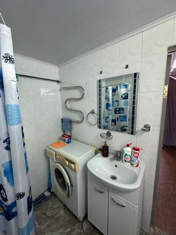 Уютная комната с видом на горы на побережье